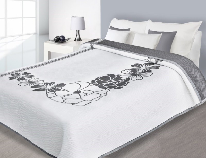 Oboustranný přehoz na manželskou postel v luxusní bílo šedé barvě s květinami