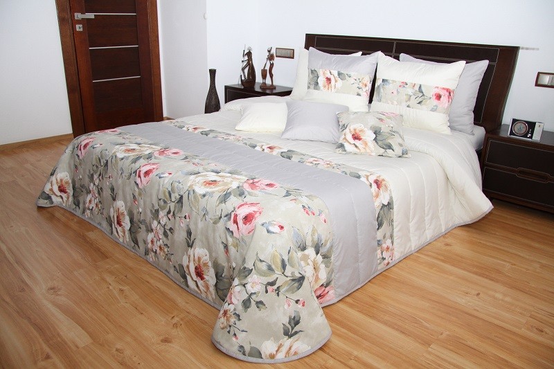 Smetanový přehoz na postel s motivem bílých a růžových růží Šířka: 170 cm | Délka: 210 cm
