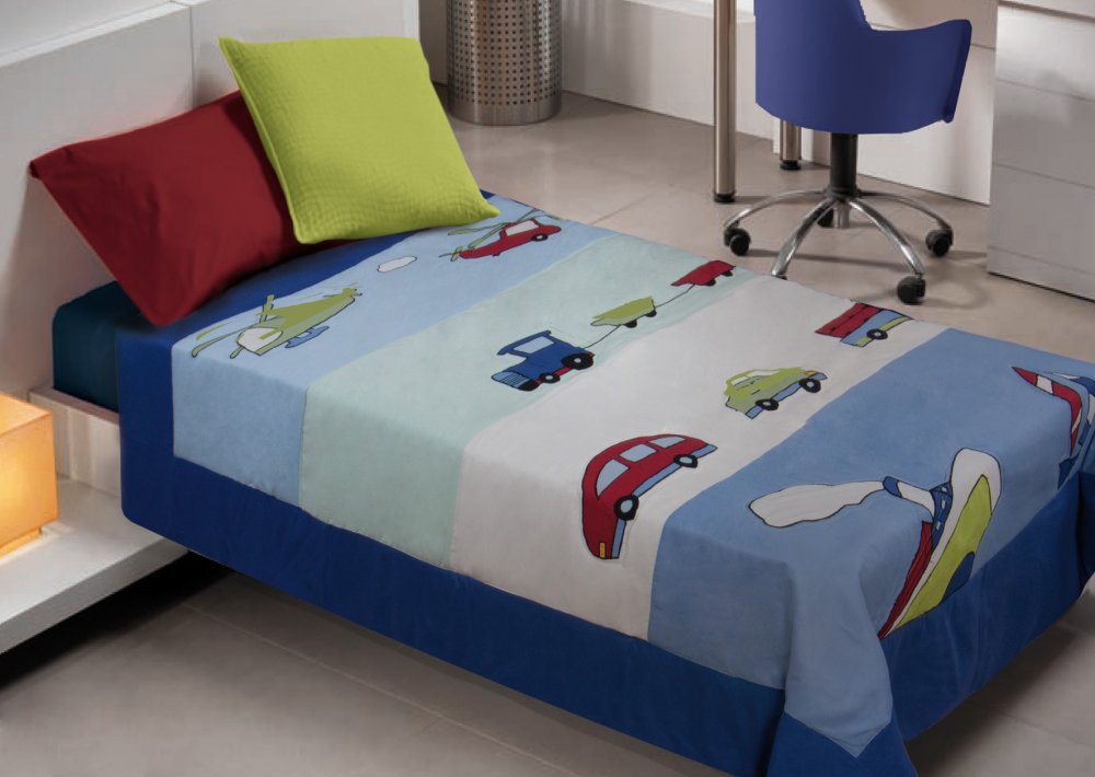 Barevné přehozy na detskou postel v modré barvě s autíčky