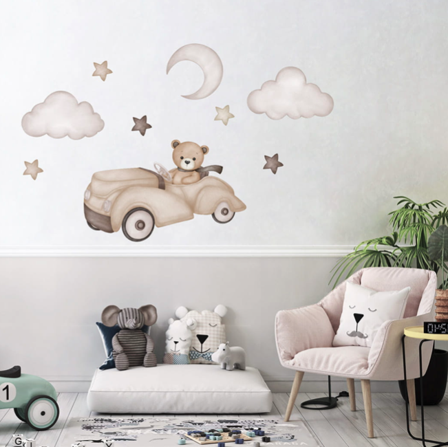 Wall sticker pentru camera copiilor - ursuleț de pluș într-o mașină