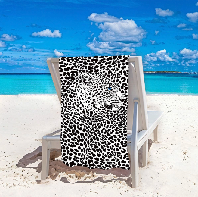 Prosop de plajă trendy - alb cu motiv leopard 100x180 cm