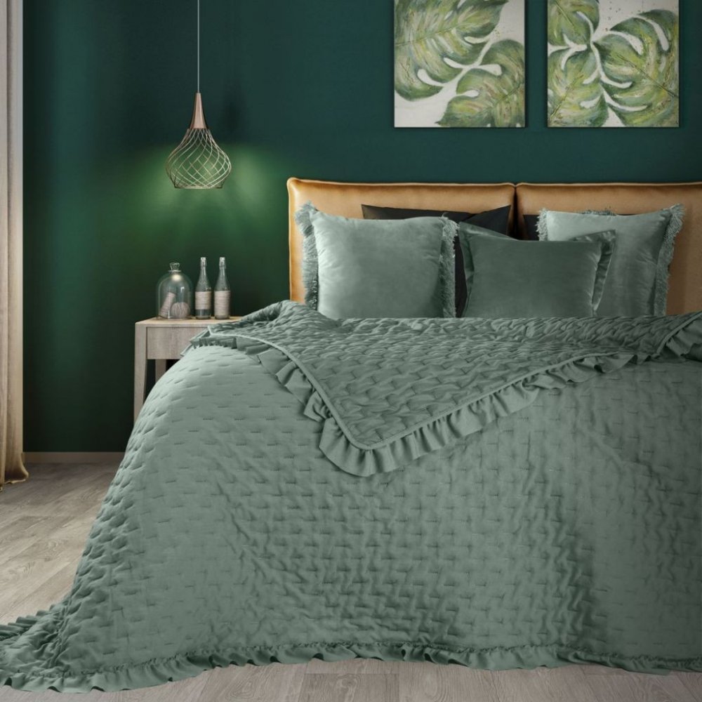 Prošívaný přehoz na postel s dekoračními volány zelené barvy Šířka: 170 cm | Délka: 210 cm