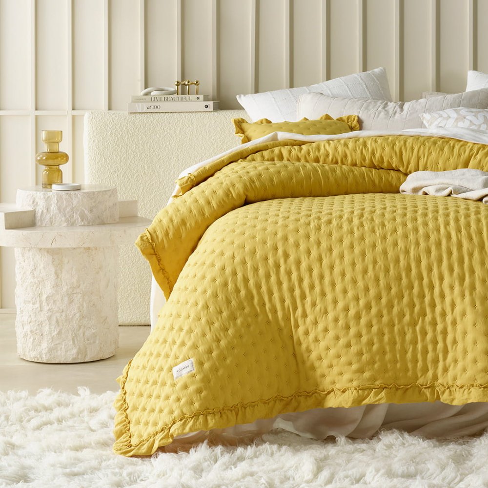 Modern sárga ágytakaró Molly fodorral 220 x 240 cm