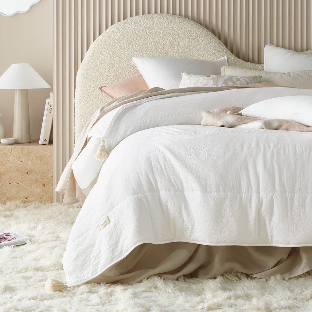 Fehér ágytakaró Noemi bojtokkal 200 x 220 cm