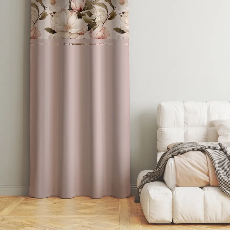 Perdea decorativă în roz pudră cu model delicat de bujori Lățime: 160 cm | Lungime: 250 cm