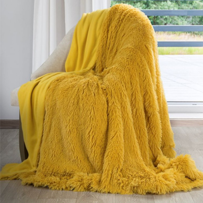 Žlutá chlupatá deka