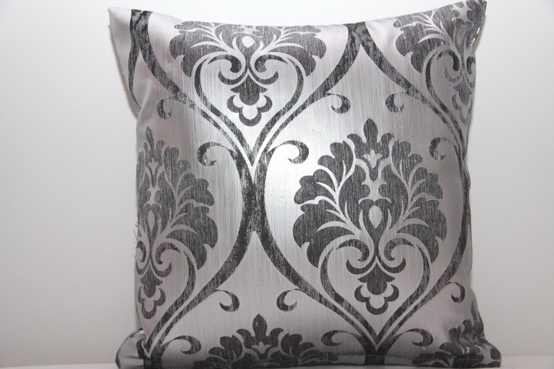 Stříbrný luxusní povlak na polštář s ornamenty šedé barvy k přehozu 40x40 cm
