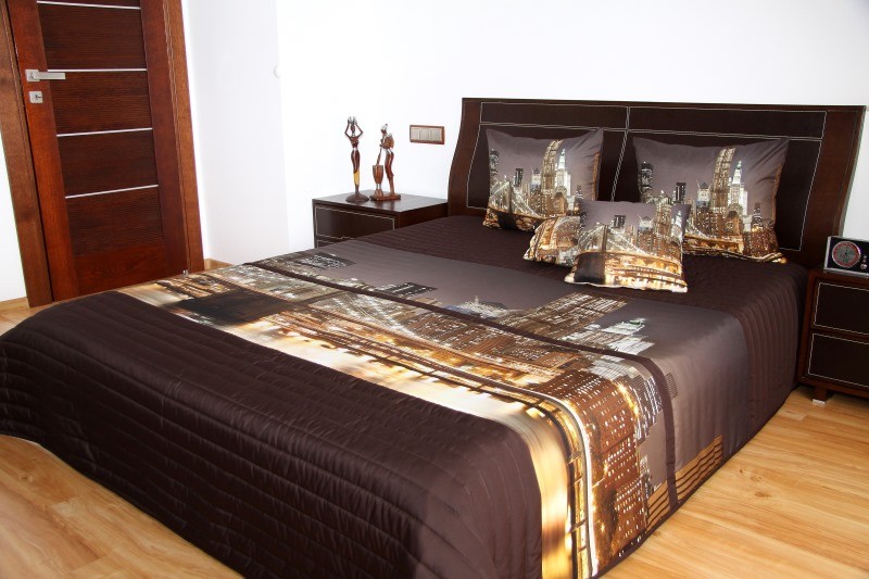 PrehoznaposteľtmavohnedejfarbysmotívomvečernéhomestaŠírka:220cm|Dĺžka:240cmŠírka:220cm|Dĺžka:240cm44421_122066