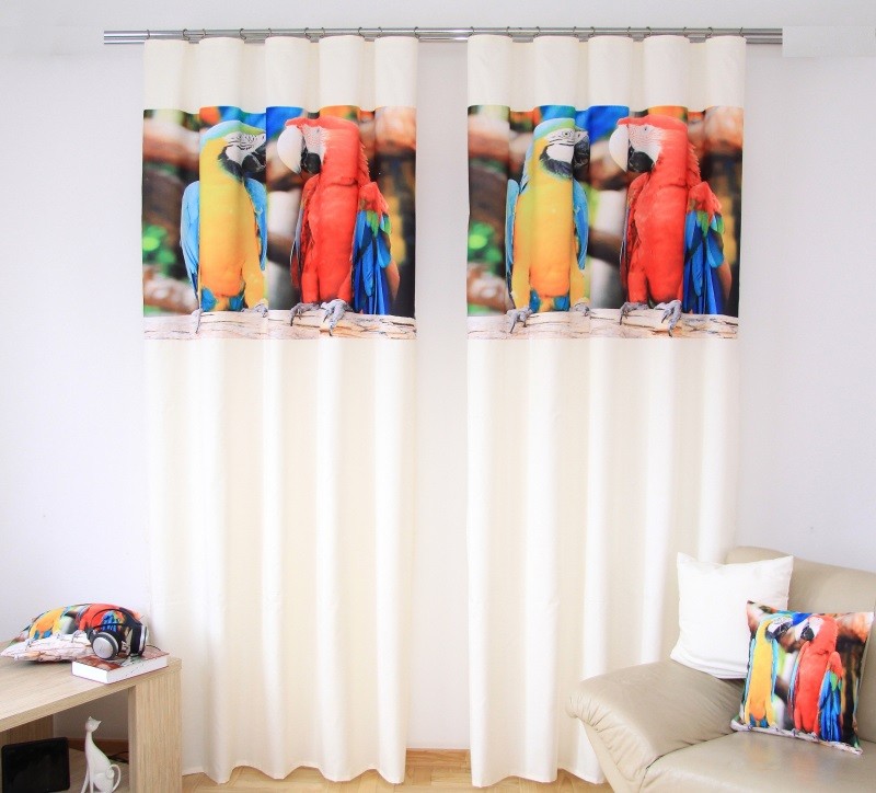 Závěsy do dětského pokoje krémové barvy s potiskem žlutého a červeného papouška Šířka: 160 cm | Délka: 250 cm (v sadě jsou 2 kusy)