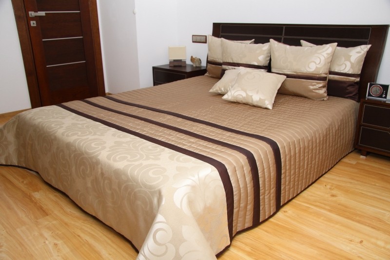 Elegantní přehoz na postel krémově hnědé barvy s ornamenty Šířka: 220 cm | Délka: 240 cm