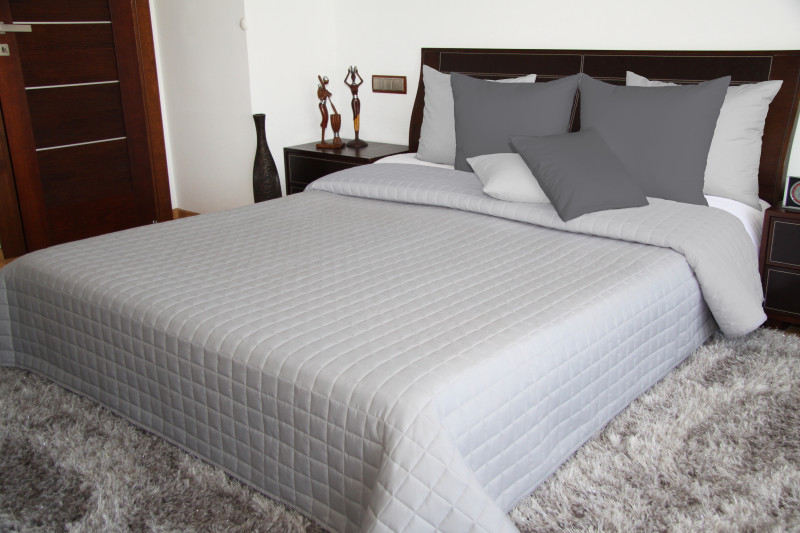 Oboustranný přehoz na postel v světle šedé barvě Šířka: 75 cm | Délka: 160 cm
