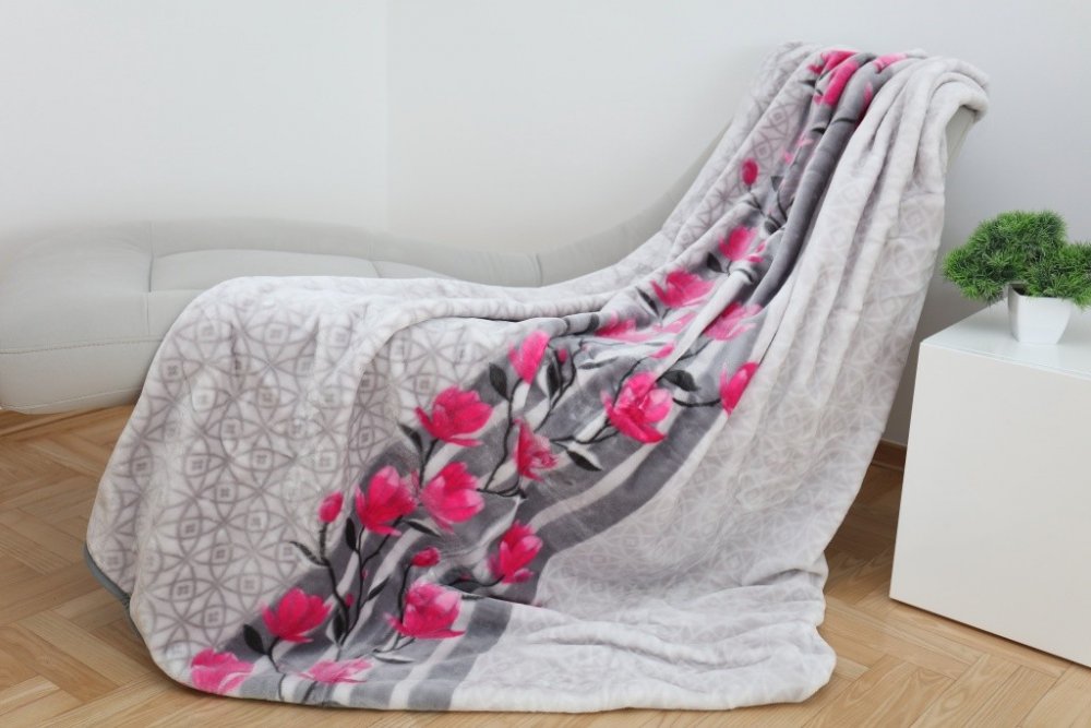 Šedá teplá deka s motivem cyklámenová květů Šířka: 160 cm | Délka: 210 cm