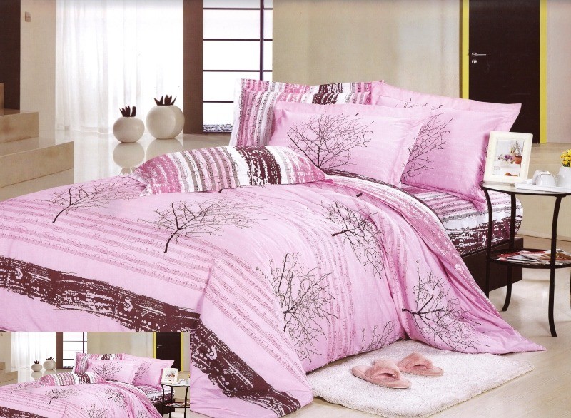 Povlak na postel růžové barvy s černým vzorem
