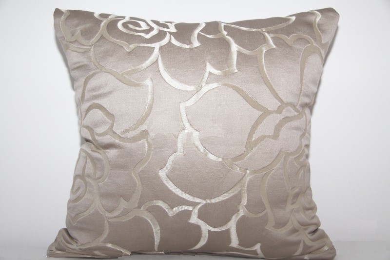 Elegantní povlaky na polštáře kakaové barvy s ornamenty ve tvaru květů 45x45 cm