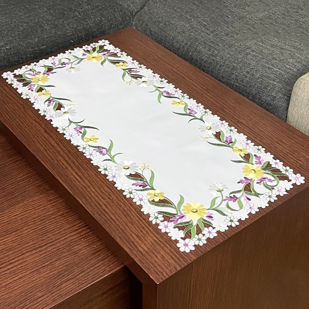 Traversa pentru masa albă cu broderie delicată de flori de primăvară Lățime: 60 cm | Lungime: 120 cm