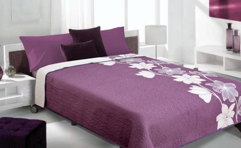 Luxusní oboustranný přehoz na postel fialový s bílým motivem