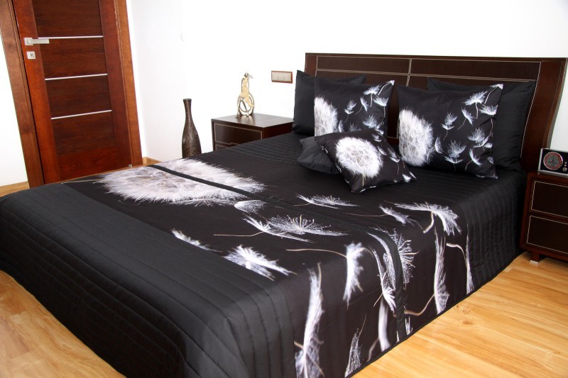 Fekete ágytakaró fehér pitypanggal Szélesség: 220 cm | Hossz: 240 cm.