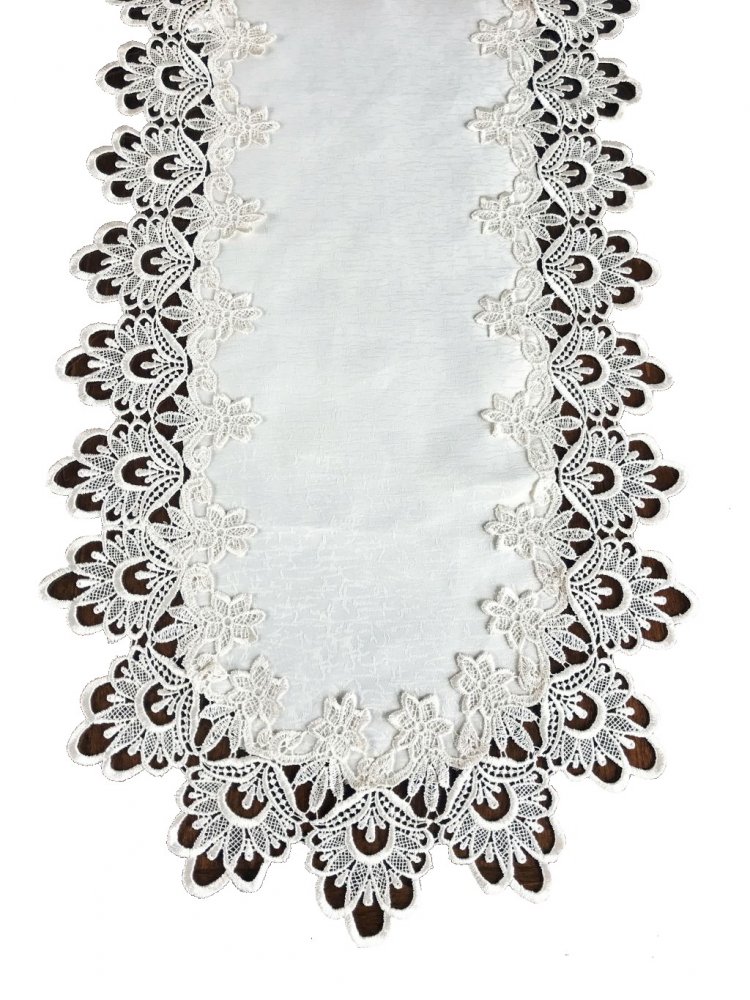 Oválný bílý ubrus zdobený krajkou Šířka: 35 cm | Délka: 70 cm