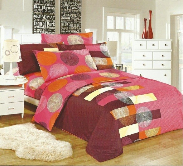 Růžový bavlněný povlak na postel s různými barevnými motivy
