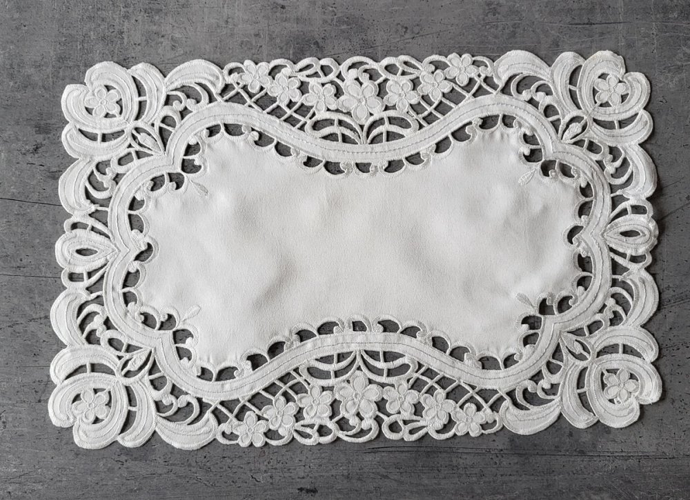 Față de masă elegantă cu broderie decorativă - alb Lățime: 30 cm | Lungime: 45 cm