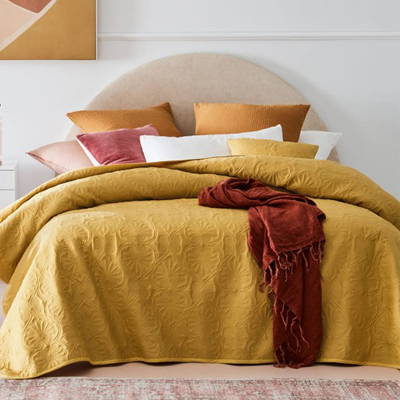 Žltý prehoz na posteľ