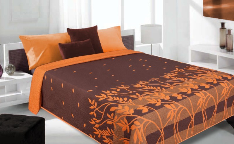 Luxusní oboustranný přehoz na postel hnědé barvy s motivem stébel trávy