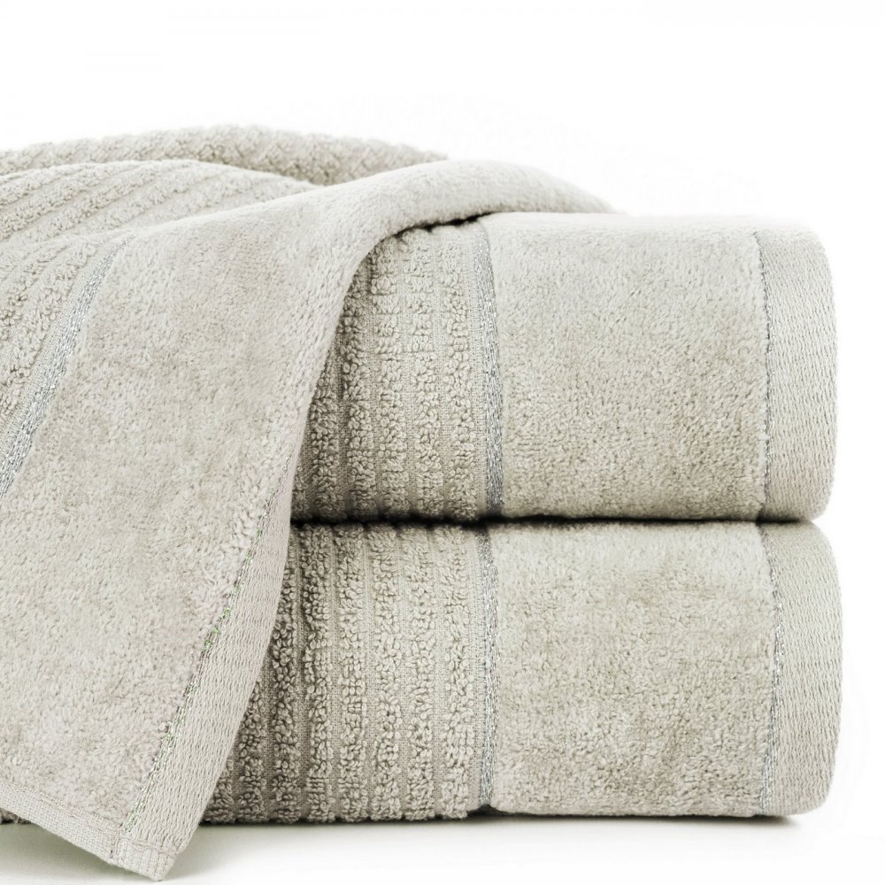 BavlnenáosuškaGLORYvbéžovejfarbesvelúrovýmokrajomprešitálesklouniťouŠírka:50cm|Dĺžka:90cm