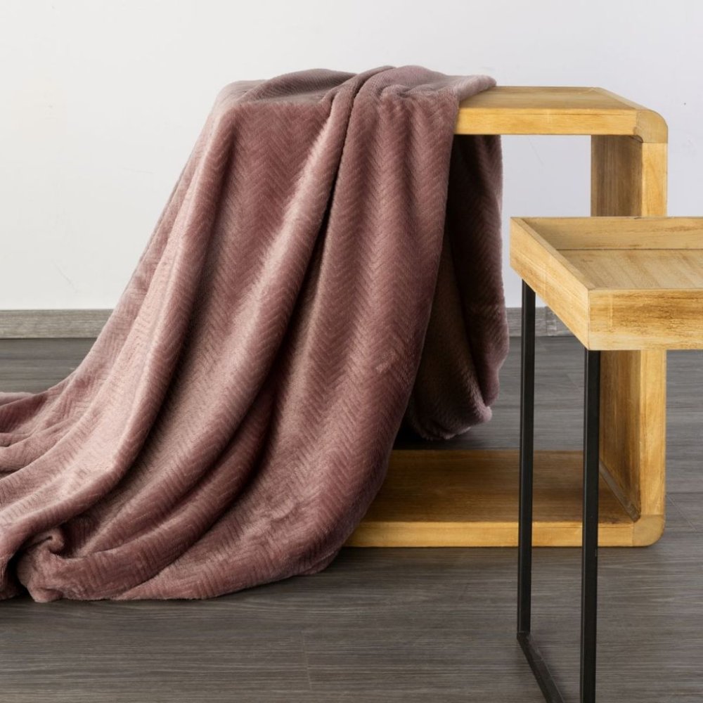 Pătură de pluș cu model în relief roz antic Lățime: 150 cm | Lungime: 200 cm