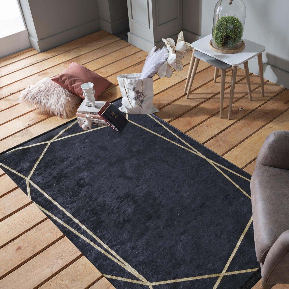 Stílusos fekete szőnyeg arany motívummal Szélesség: 120 cm | Hossz: 170 cm
